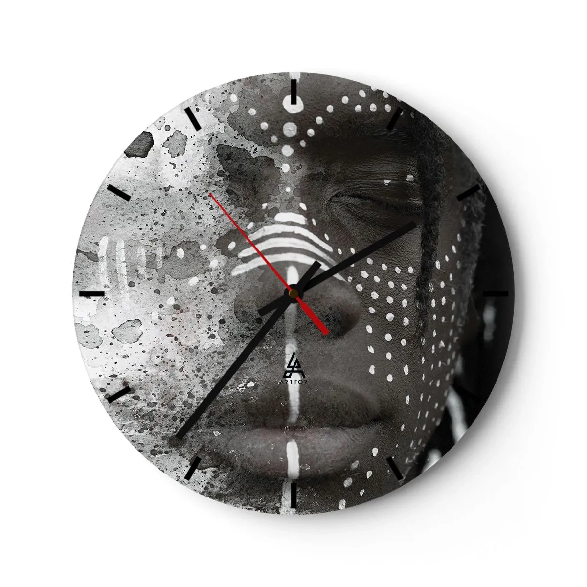 Reloj de pared - Reloj de vidrio - Retrato de una persona con pintura facial simbólica en tonos de gris. - 30x30cm - Descubrimiento del espíritu original - Decoración de pared moderna para salón, cocina y dormitorio ARTTOR