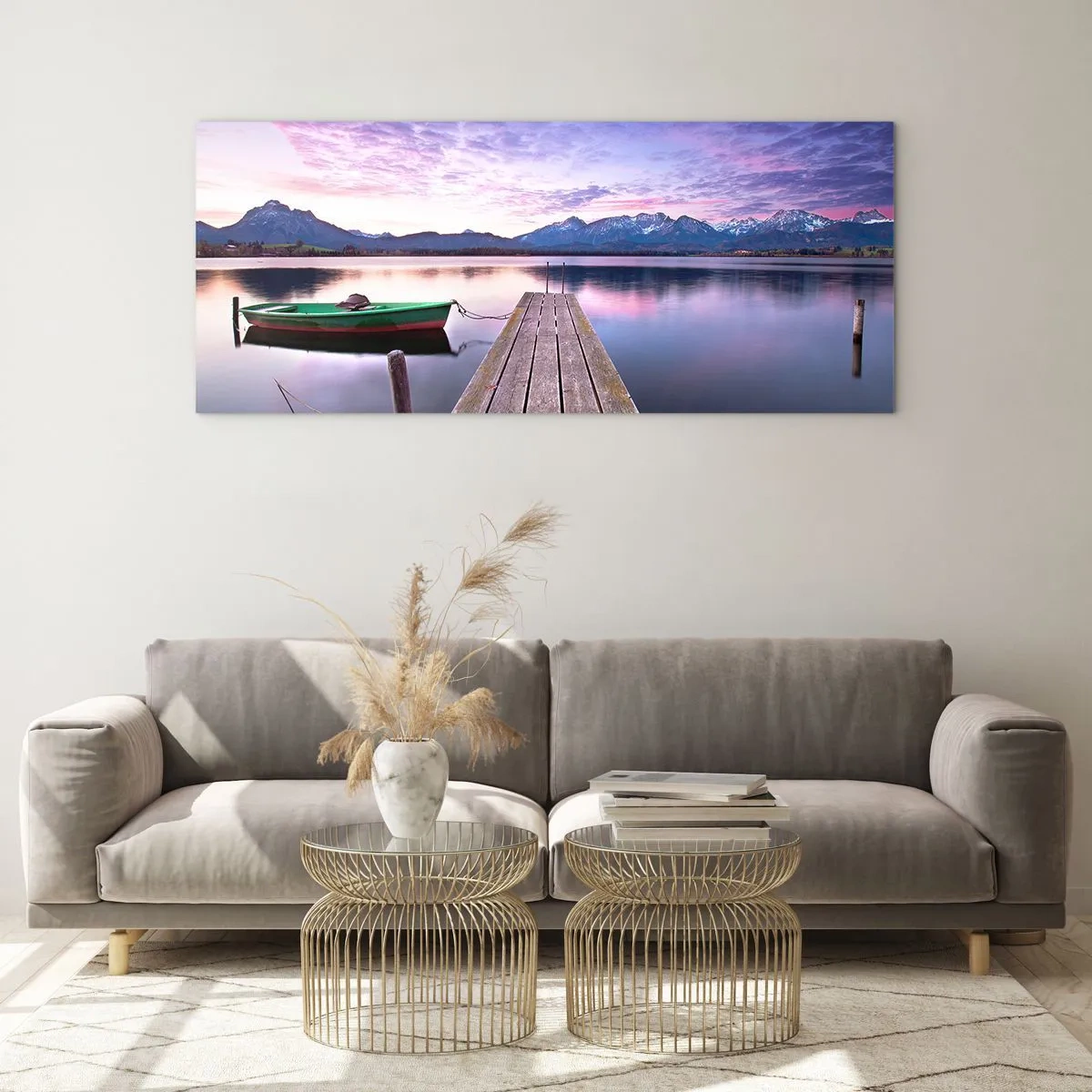 Cuadro sobre vidrio - Impresiones sobre Vidrio - Un muelle de madera con un barco en un lago rodeado de montañas al atardecer. - 140x50cm - Un silencio amistoso - Decoración de pared moderna para salón y dormitorio ARTTOR