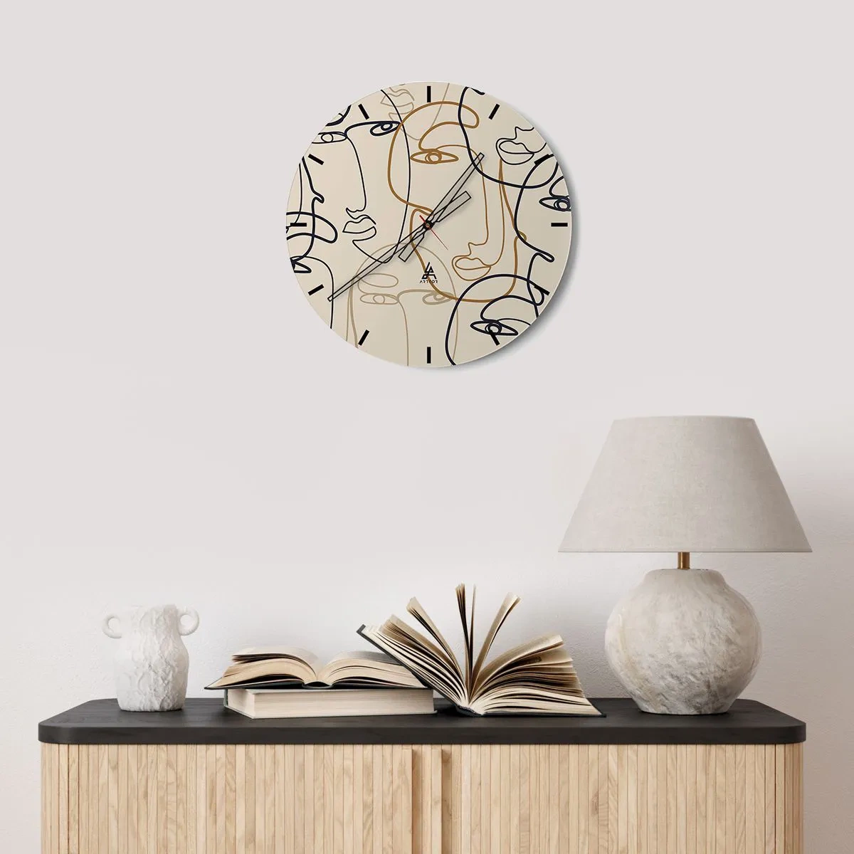 Reloj de pared - Reloj de vidrio - Caras contorneadas en estilo de arte lineal sobre un fondo beige - 30x30cm - Retrato multiplicado - Decoración de pared moderna para salón, cocina y dormitorio ARTTOR