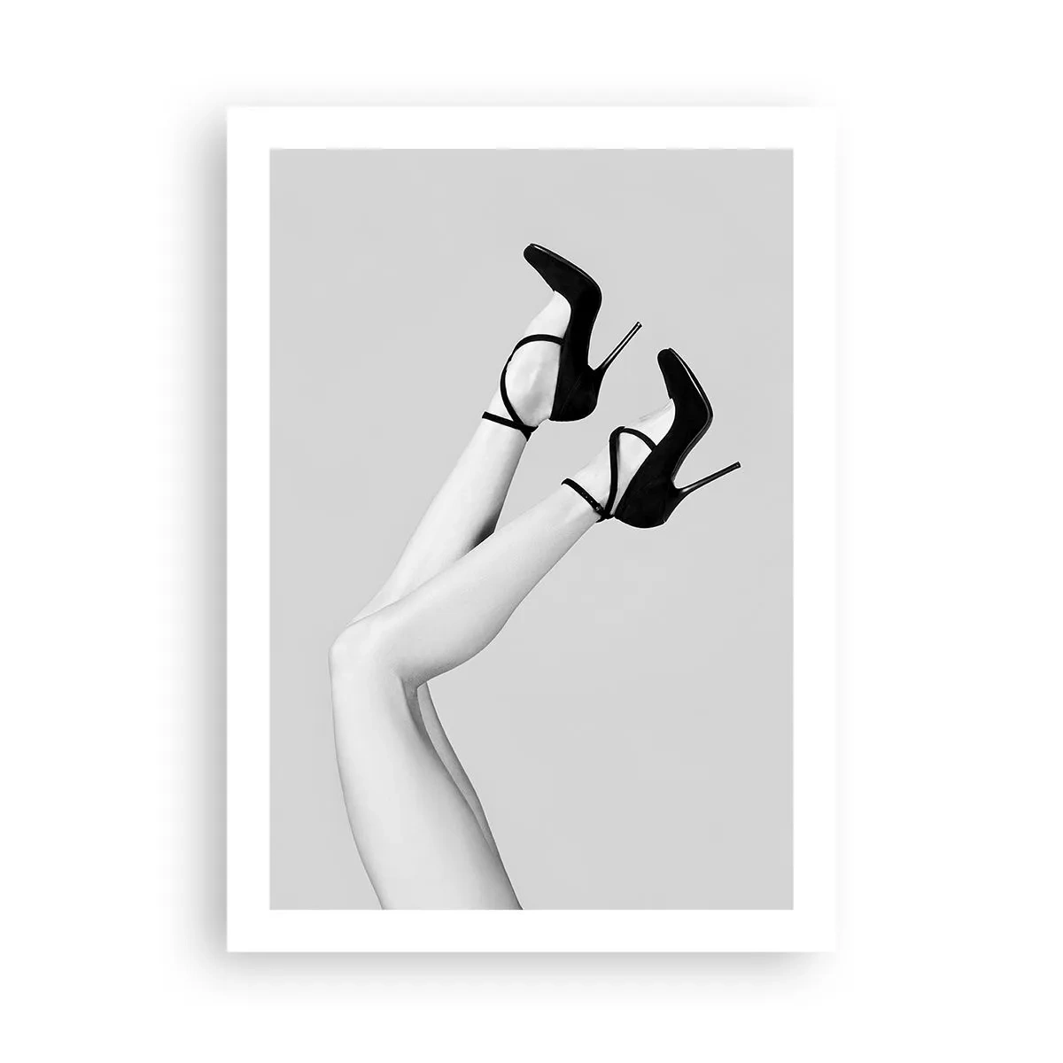 Póster - Piernas elegantes en tacones altos negros - 50x70cm - Belleza al revés - Decoración de pared moderna para salón y dormitorio ARTTOR