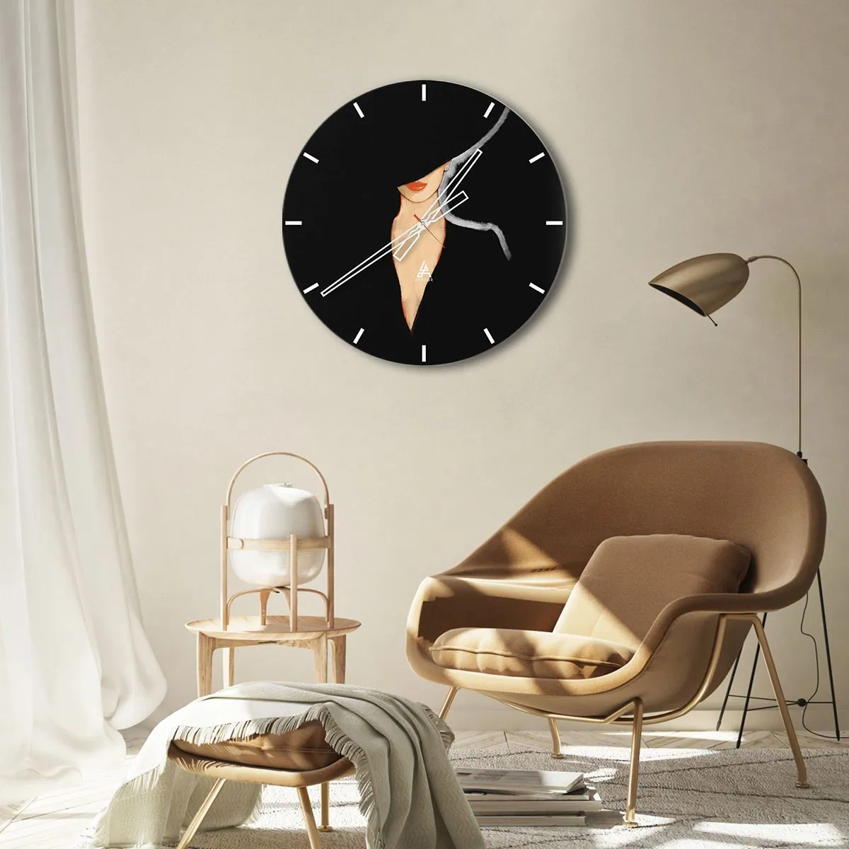 Reloj de pared - Reloj de vidrio - Retrato de una mujer con un elegante sombrero sobre un fondo negro. - 30x30cm - Elegancia y estilo - Decoración de pared moderna para salón, cocina y dormitorio ARTTOR