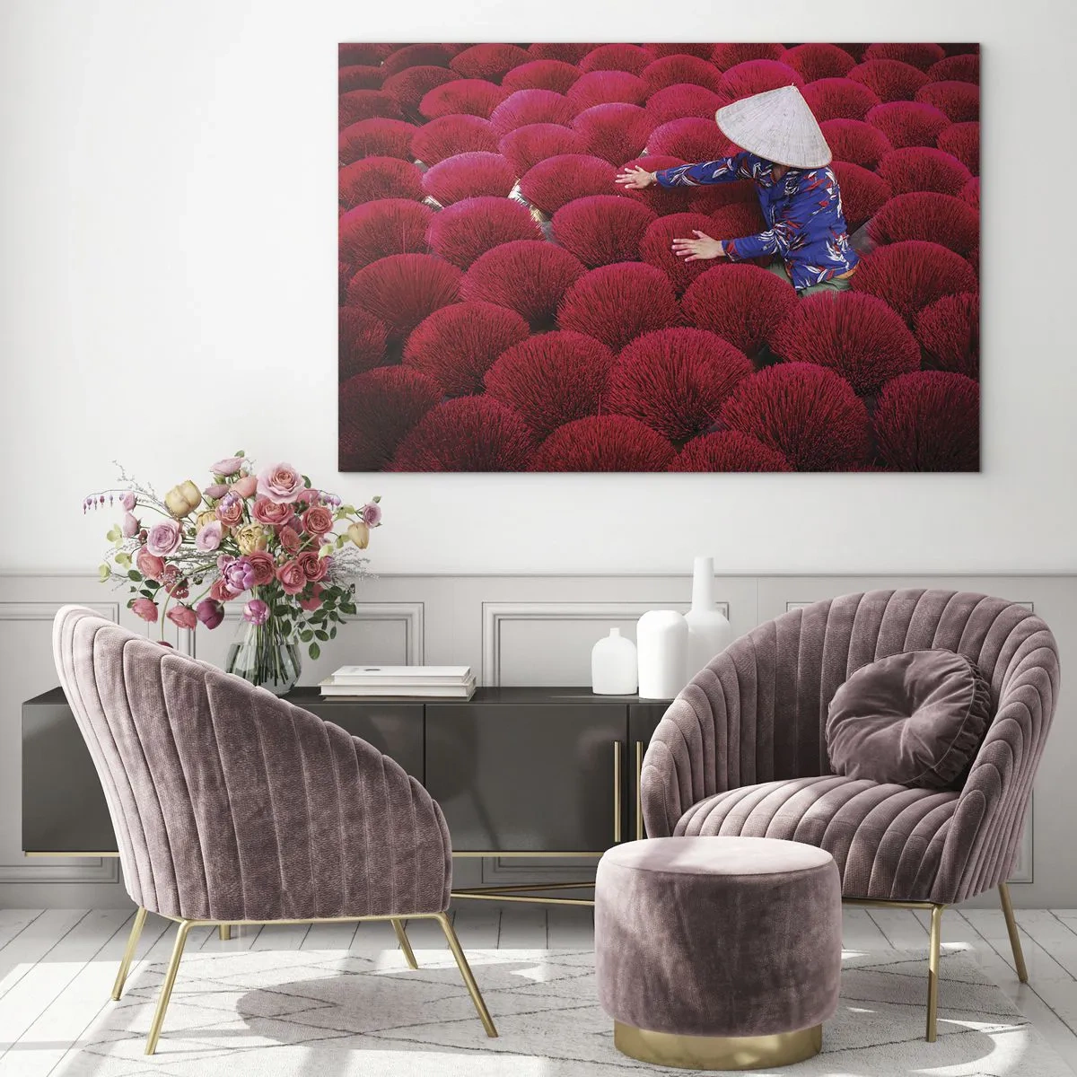 Cuadro sobre vidrio - Impresiones sobre Vidrio - Un trabajador entre varillas de incienso rojas sobre un fondo estampado. - 70x50cm - En un campo de arroz - Decoración de pared moderna para salón y dormitorio ARTTOR