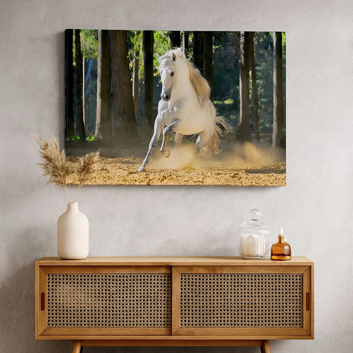 Cuadro sobre lienzo - Impresión de Imagen - Un caballo blanco galopando a través de un claro del bosque. - 70x50cm - Como en una novela de fantasía - Decoración de pared moderna para salón y dormitorio ARTTOR