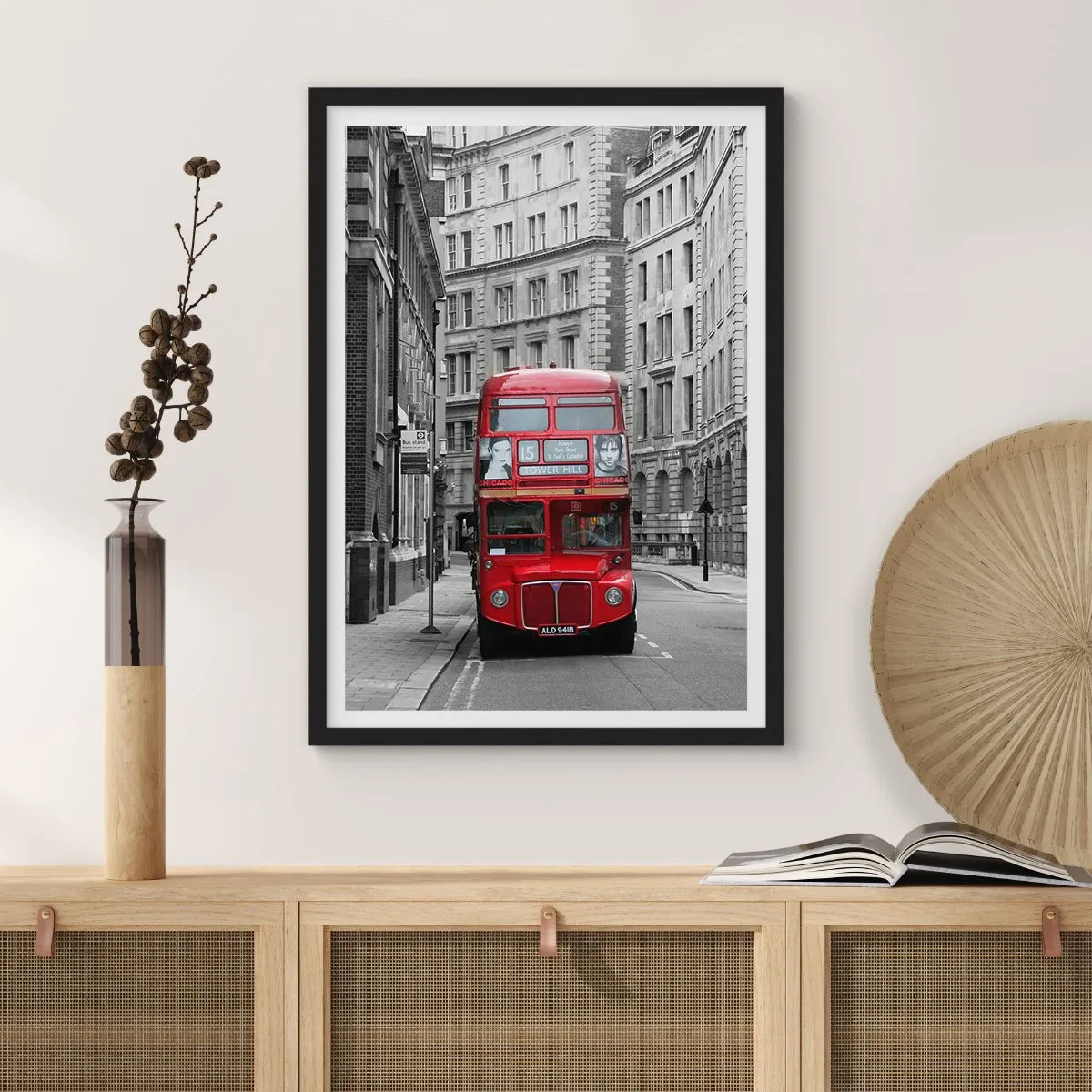 Póster en marco negro - Un autobús rojo en una calle blanca y negra de Londres - 50x70cm - La vida cotidiana no tiene por qué ser gris - Decoración de pared moderna para salón y dormitorio ARTTOR