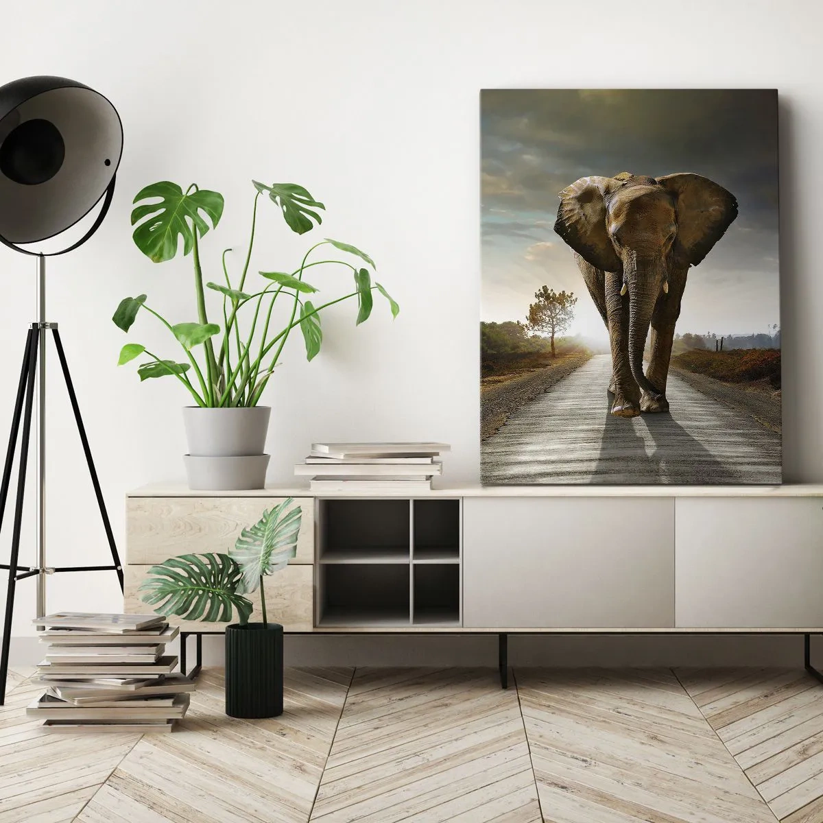 Cuadro sobre lienzo - Impresión de Imagen - Un elefante caminando por una carretera a través de un paisaje al atardecer. - 50x70cm - Y para nada en un almacén de porcelana - Decoración de pared moderna para salón y dormitorio ARTTOR