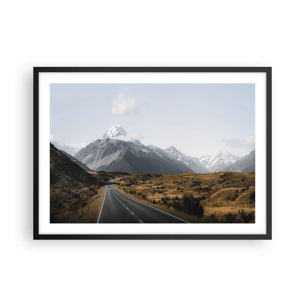 Póster en marco negro - Un camino en las montañas rodeado de un paisaje pintoresco. - 70x50cm - El camino al corazón de las montañas - Decoración de pared moderna para salón y dormitorio ARTTOR