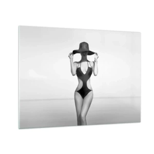 Cuadro sobre vidrio - Impresiones sobre Vidrio - Una mujer en traje de baño negro y sombrero frente al mar. - 70x50cm - Mi nombre es Elegancia - Decoración de pared moderna para salón y dormitorio ARTTOR