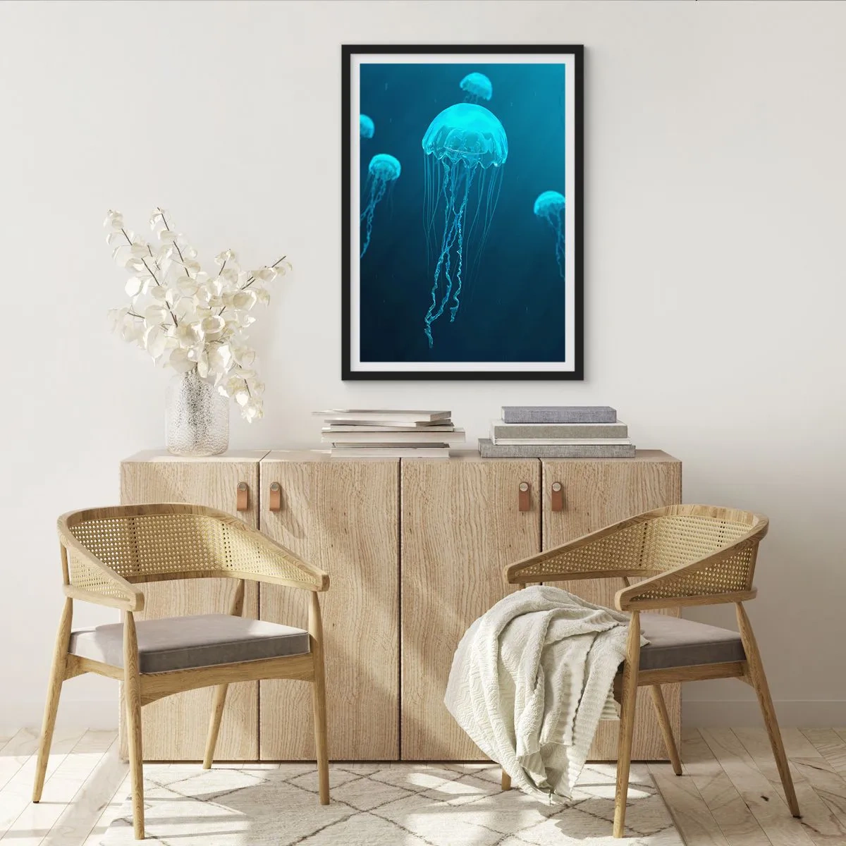 Póster en marco negro - Medusas flotando en las aguas azules del océano. - 50x70cm - Danza oceánica - Decoración de pared moderna para salón y dormitorio ARTTOR
