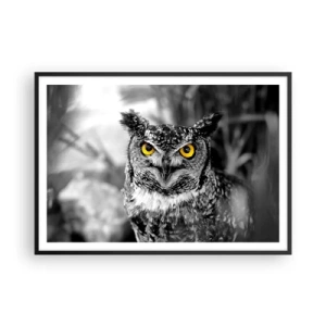 Póster en marco negro - Una fotografía en blanco y negro de un búho con ojos amarillos. - 100x70cm - Nada se puede ocultar - Decoración de pared moderna para salón y dormitorio ARTTOR