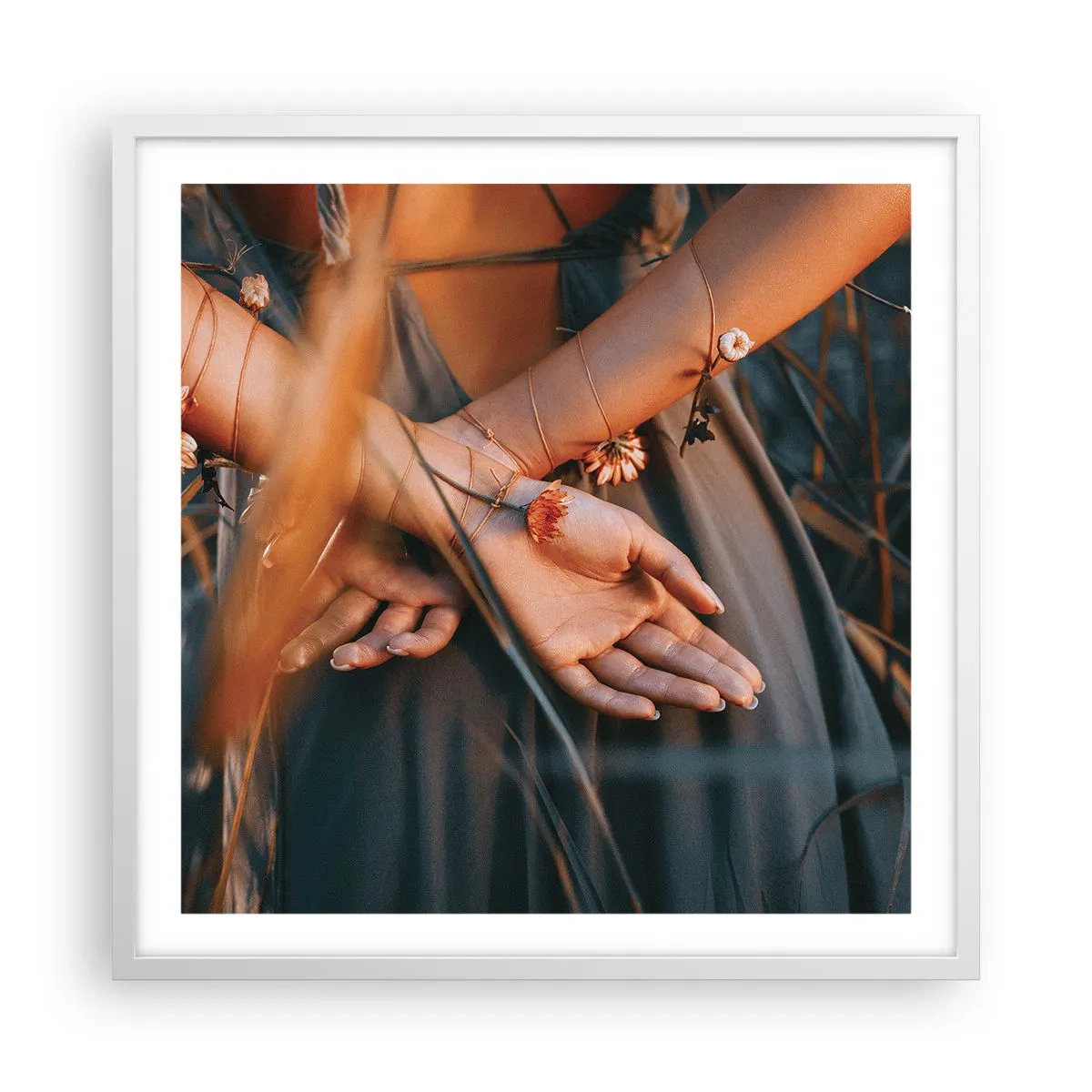Póster en marco blanco - Conectada con la naturaleza - 60x60 cm
