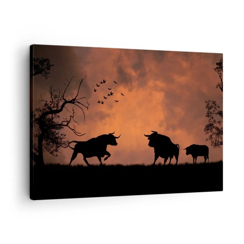 Cuadro sobre lienzo - Impresión de Imagen - Siluetas de toros contra un cielo naranja al atardecer - 70x50cm - Espectáculo dramático de la naturaleza - Decoración de pared moderna para salón y dormitorio ARTTOR