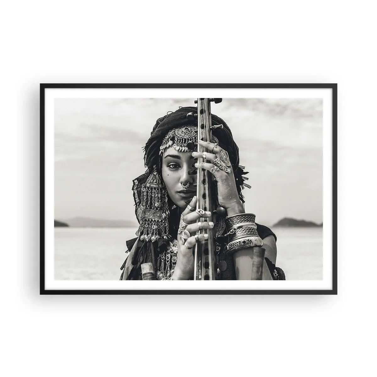 Póster en marco negro - Retrato de una mujer con joyas étnicas sosteniendo un instrumento en la mano. - 100x70cm - La música propia de Oriente - Decoración de pared moderna para salón y dormitorio ARTTOR