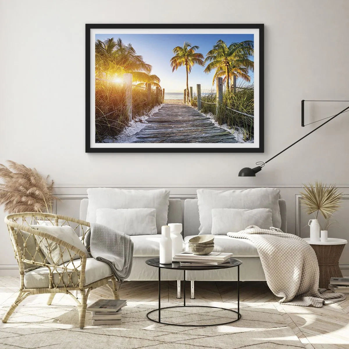 Póster en marco negro - Camino de madera en la playa con palmeras al fondo - 70x50cm - Directo al paraíso - Decoración de pared moderna para salón y dormitorio ARTTOR