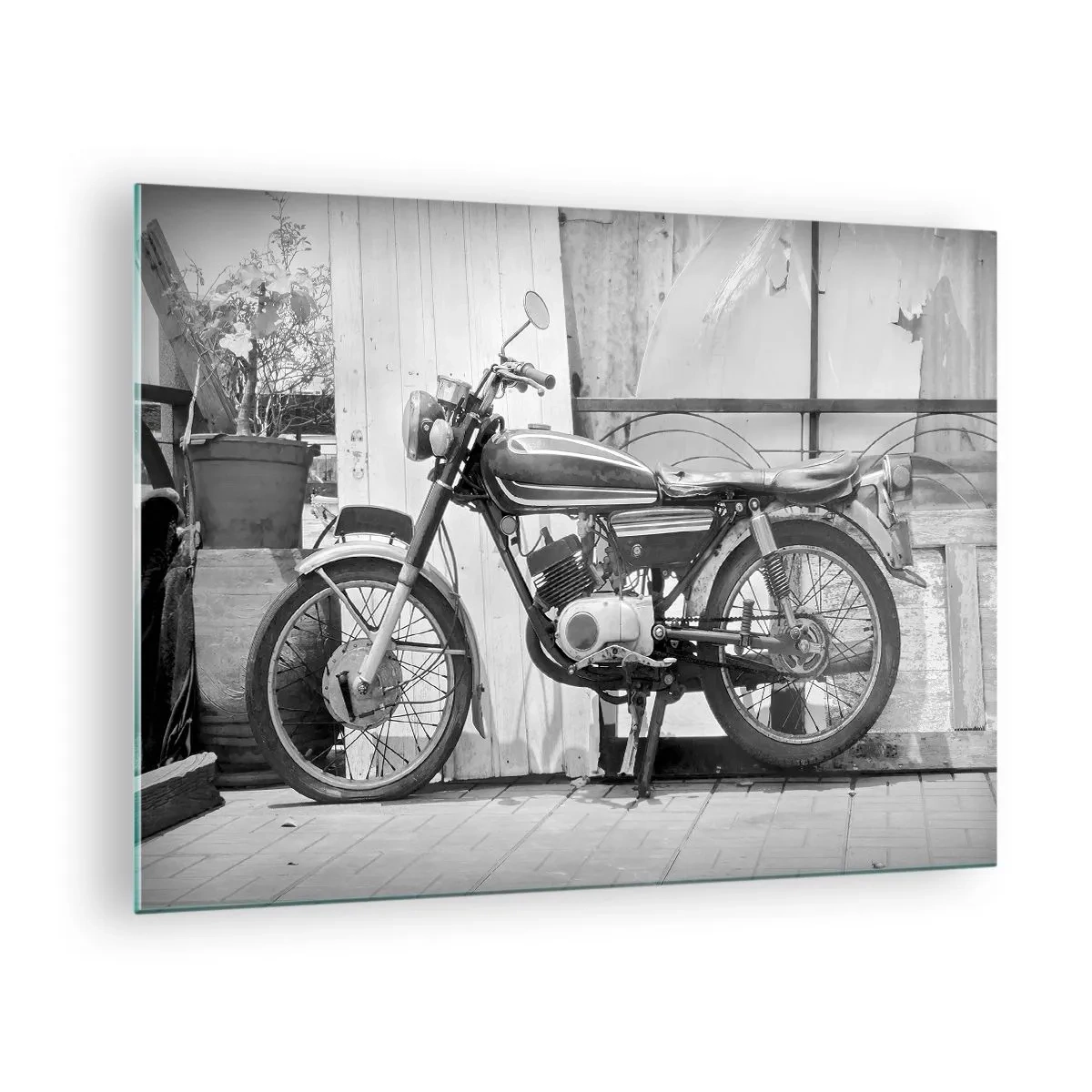 Cuadro sobre vidrio - Impresiones sobre Vidrio - Una motocicleta de estilo retro apoyada contra una pared de madera. - 70x50cm - Los clásicos por encima de todo - Decoración de pared moderna para salón y dormitorio ARTTOR