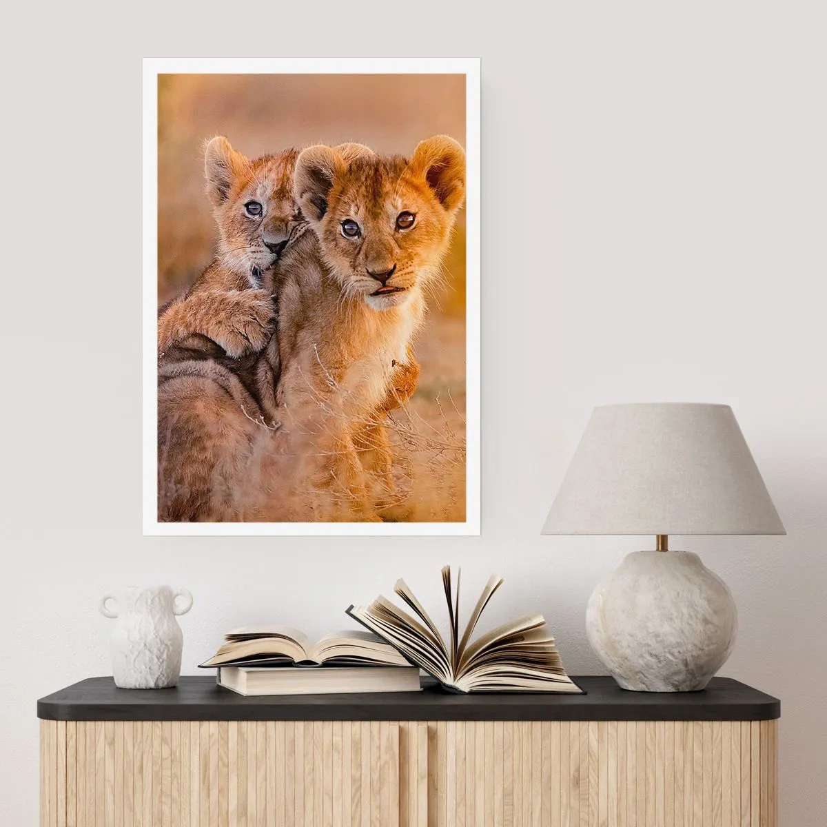 Póster - Cachorros de león en la sabana africana - 50x70cm - ¡No molestar! Nos estamos divirtiendo - Decoración de pared moderna para salón y dormitorio ARTTOR