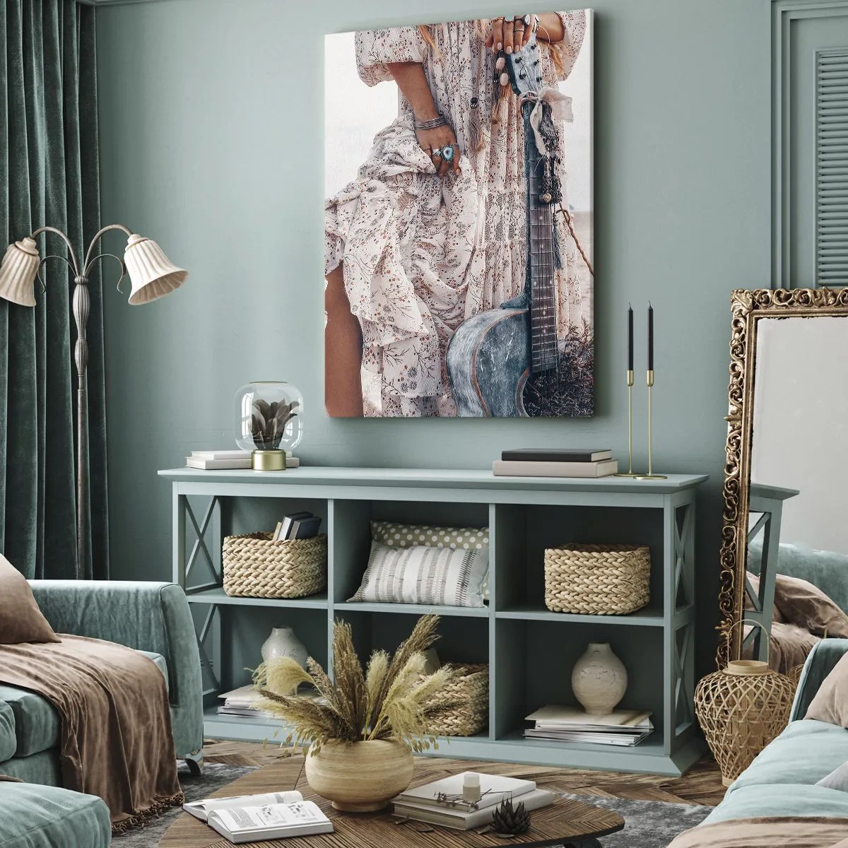Cuadro sobre lienzo - Impresión de Imagen - Mujer de estilo boho con guitarra en la playa - 50x70cm - Una flor en el camino - Decoración de pared moderna para salón y dormitorio ARTTOR