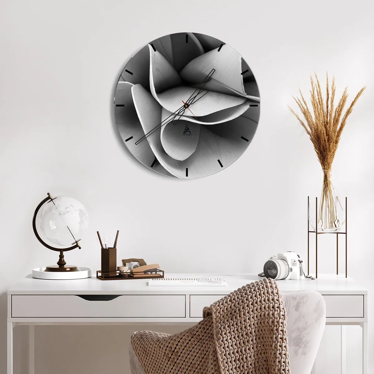 Reloj de pared - Reloj de vidrio - Un primer plano de una forma en blanco y negro que se asemeja a una flor abstracta. - 30x30cm - Sucede en el espacio - Decoración de pared moderna para salón, cocina y dormitorio ARTTOR