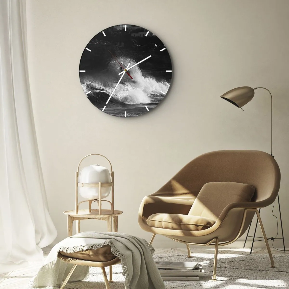 Reloj de pared - Reloj de vidrio - Un surfista en una ola en una composición en blanco y negro. - 30x30cm - Desafío aceptado - Decoración de pared moderna para salón, cocina y dormitorio ARTTOR