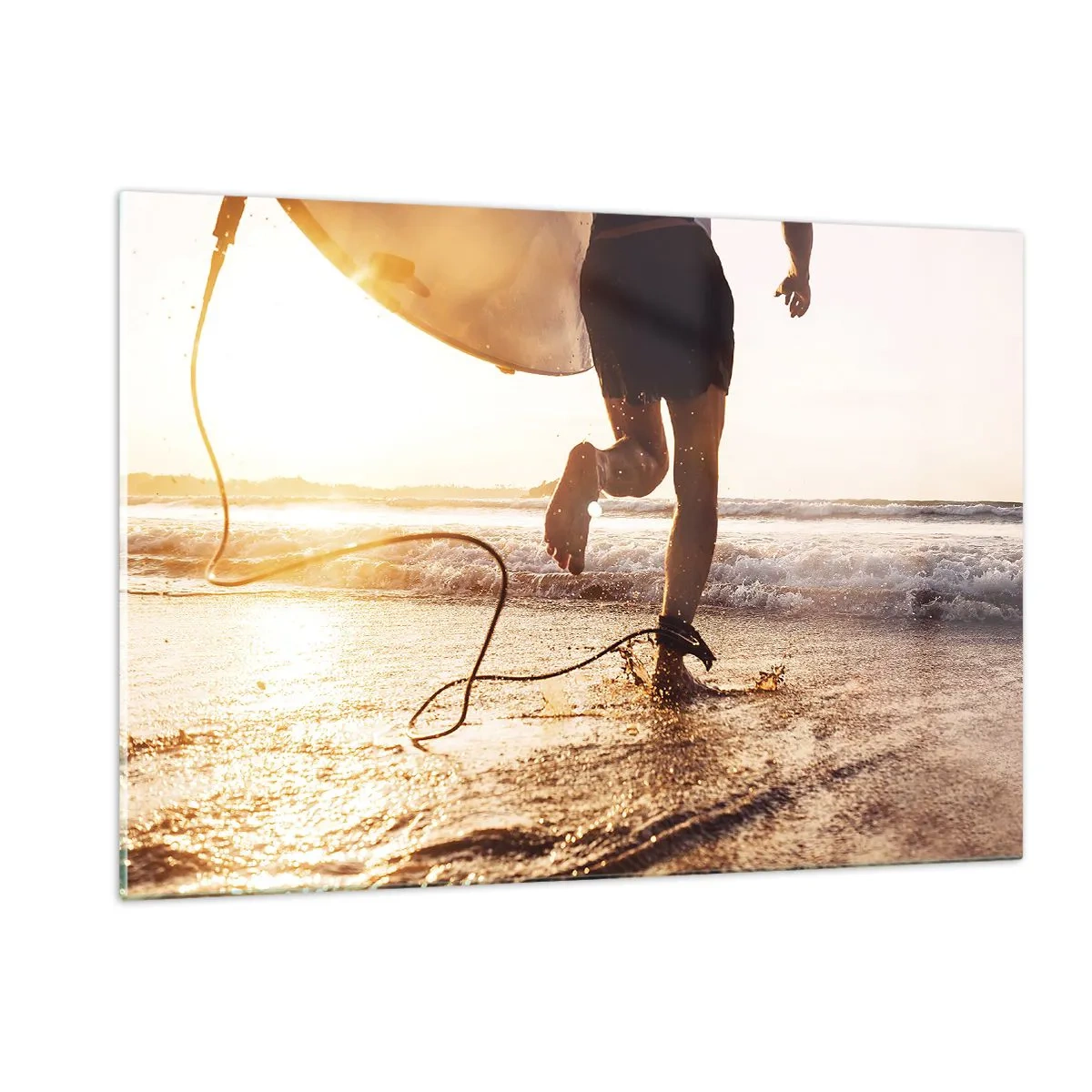 Cuadro sobre vidrio - Impresiones sobre Vidrio - Un surfista corre con su tabla por la playa al atardecer. - 120x80cm - Para enfrentar la ola - Decoración de pared moderna para salón y dormitorio ARTTOR