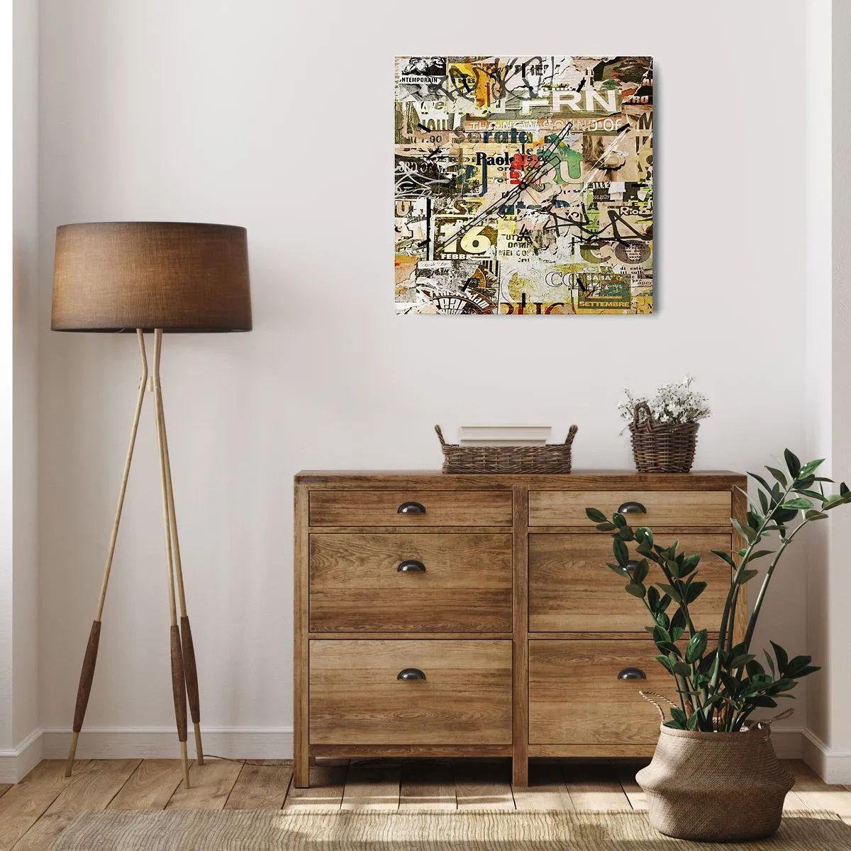 Reloj de pared - Reloj de vidrio - Un collage de fragmentos de periódicos y carteles en estilo artístico. - 30x30cm - Oh, está sucediendo... - Decoración de pared moderna para salón y dormitorio ARTTOR