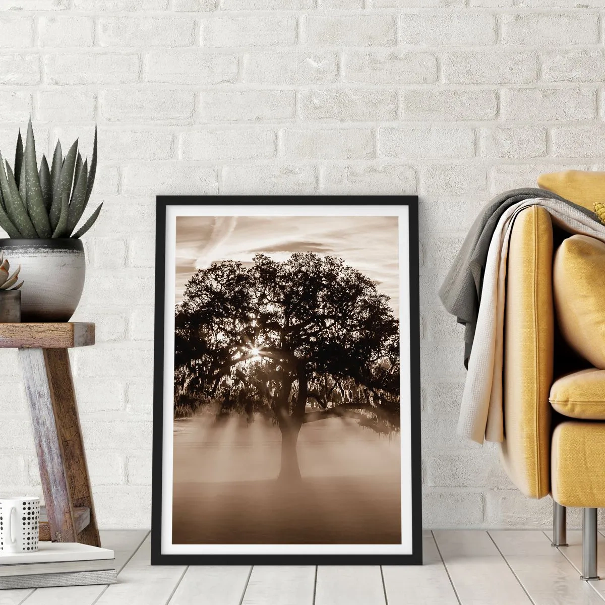Póster en marco negro - Árbol en la niebla con rayos de luz. - 50x70cm - Un árbol de buenas noticias  - Decoración de pared moderna para salón y dormitorio ARTTOR