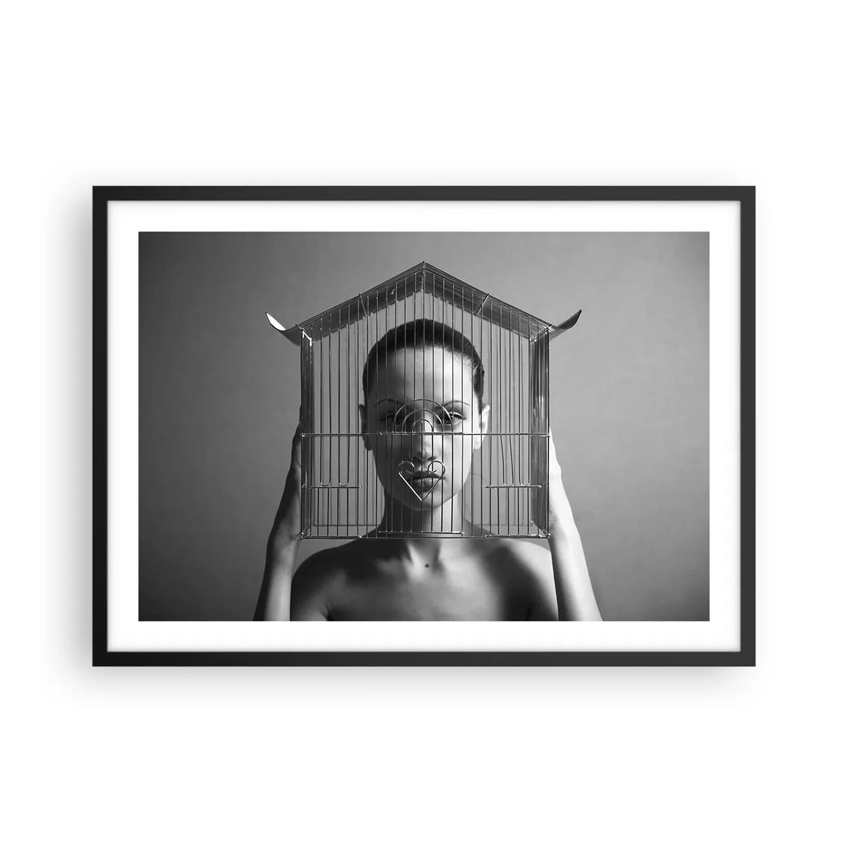 Póster en marco negro - Mujer detrás de una jaula en un estilo surrealista. - 70x50cm - Un retrato algo surrealista - Decoración de pared moderna para salón y dormitorio ARTTOR
