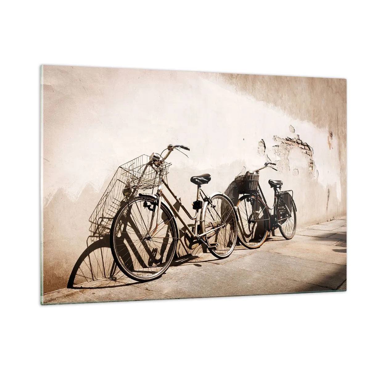 Cuadro sobre vidrio - Impresiones sobre Vidrio - Bicicletas retro apoyadas contra una pared vieja - 120x80cm - El inolvidable encanto del pasado - Decoración de pared moderna para salón y dormitorio ARTTOR