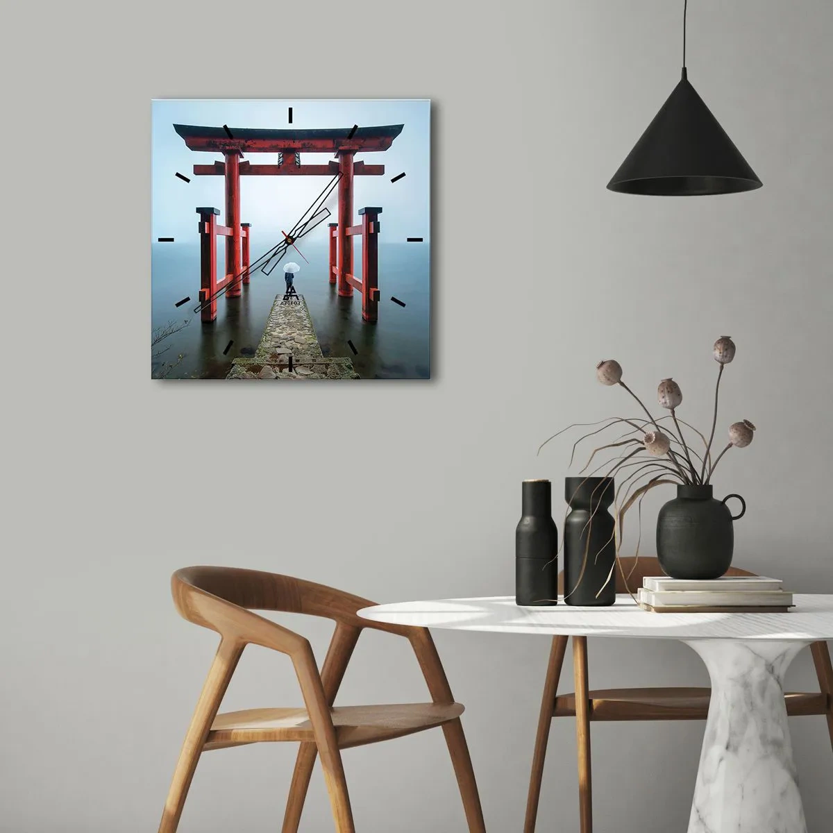 Reloj de pared - Reloj de vidrio - Una puerta torii con vistas a un lago tranquilo en Japón - 30x30cm - Ensueño japonés - Decoración de pared moderna para salón y dormitorio ARTTOR