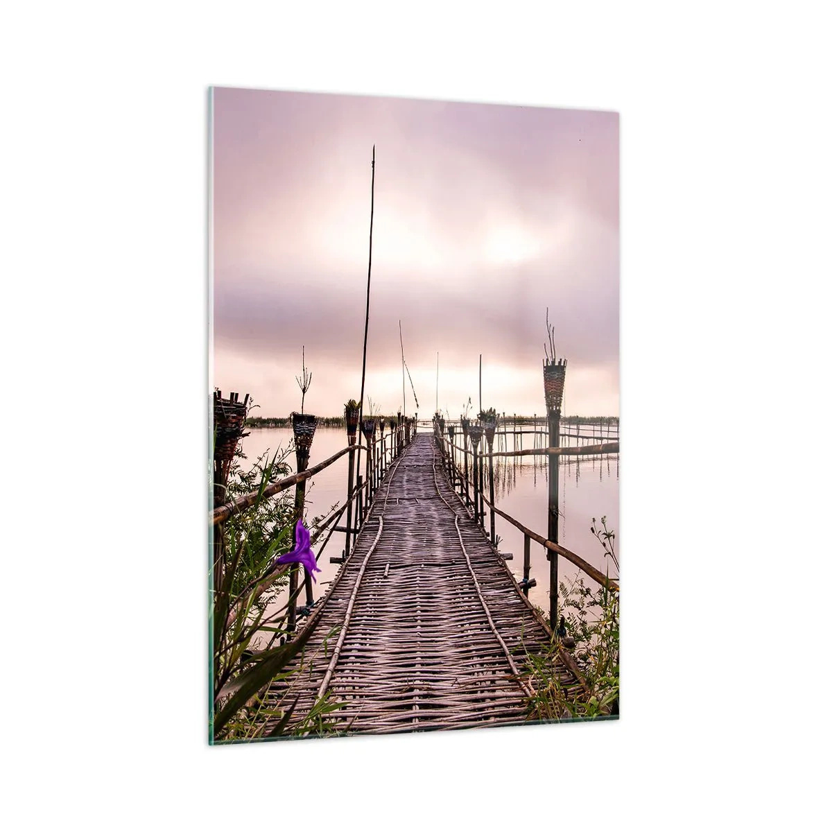 Cuadro sobre vidrio - Impresiones sobre Vidrio - Un puente de bambú que cruza el lago, rodeado de plantas y flores. - 50x70cm - La tranquilidad de Asia - Decoración de pared moderna para salón y dormitorio ARTTOR
