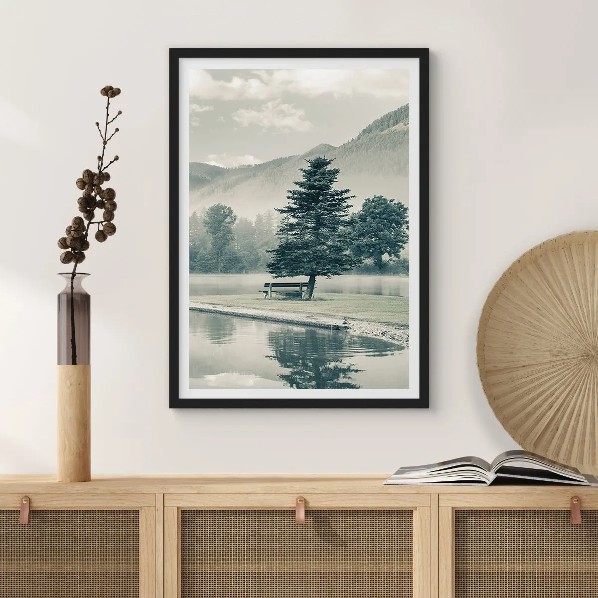 Póster en marco negro - Un banco bajo un árbol junto a un lago con un fondo de montañas. - 50x70cm - El lago sigue durmiendo - Decoración de pared moderna para salón y dormitorio ARTTOR