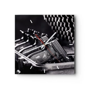 Reloj de pared - Reloj de vidrio - Una imagen en blanco y negro de una pila de armas en una maleta. - 30x30cm - ¡Fuego! - Decoración de pared moderna para salón y dormitorio ARTTOR