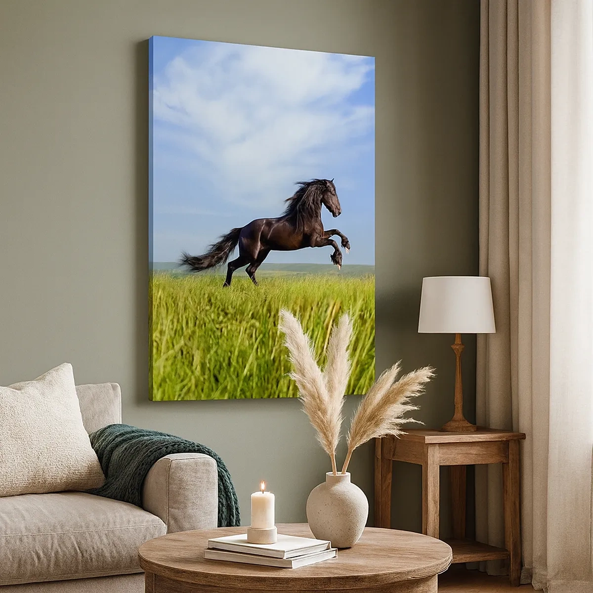 Cuadro sobre lienzo - Impresión de Imagen - Un caballo negro corriendo contra un cielo azul y un prado verde. - 50x70cm - Emocionante manifiesto de libertad - Decoración de pared moderna para salón y dormitorio ARTTOR