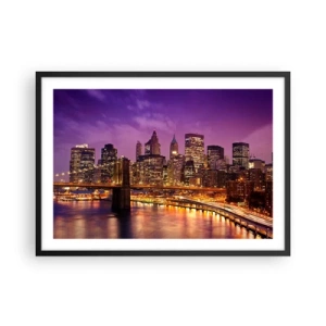 Póster en marco negro - Panorama de la ciudad con el puente a la luz del atardecer contra el cielo violeta. - 70x50cm - Manhattan púrpura y dorado - Decoración de pared moderna para salón y dormitorio ARTTOR