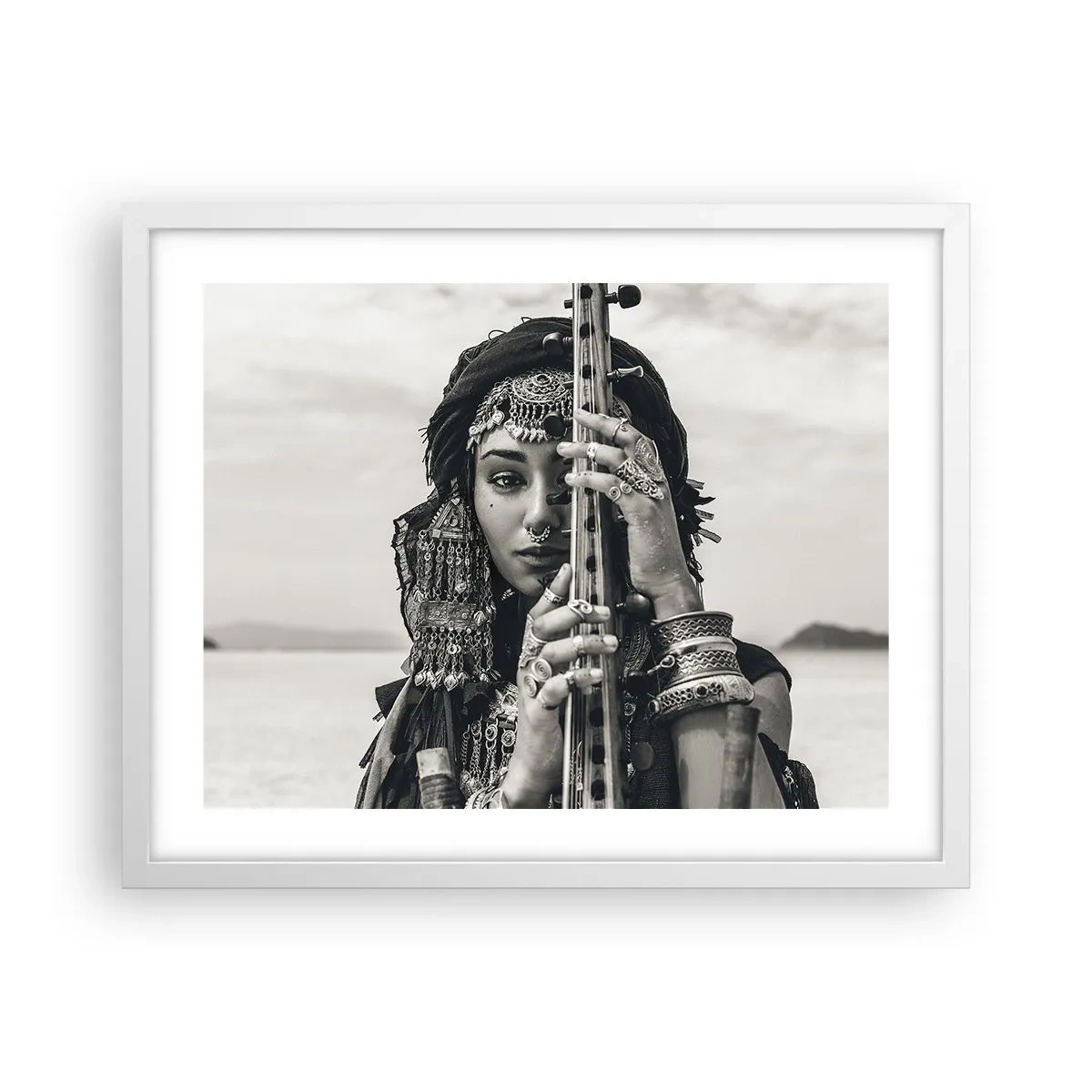 Póster en marco blanco - La música propia de Oriente - 50x40 cm