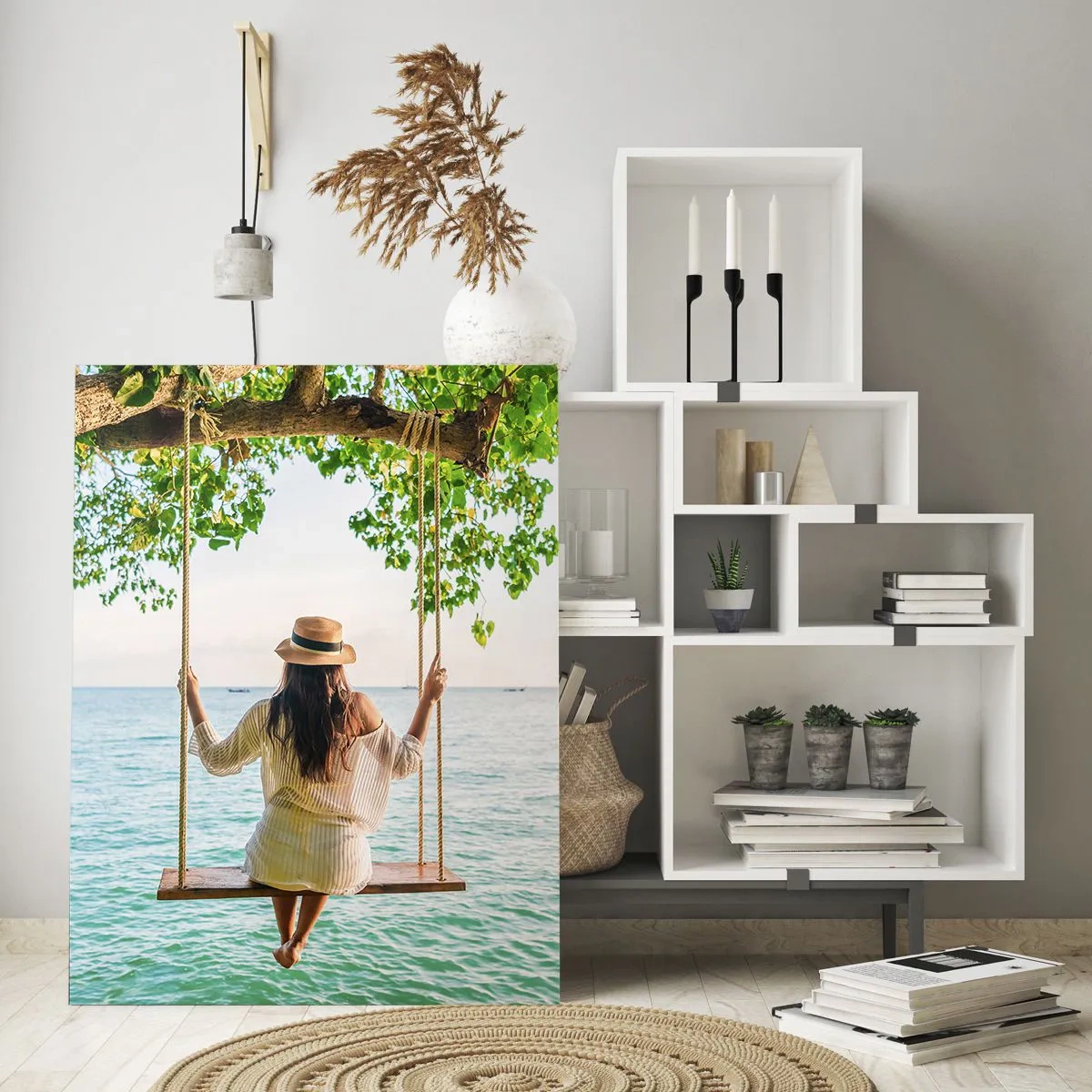 Cuadro sobre vidrio - Impresiones sobre Vidrio - Mujer en un columpio junto al mar en un entorno tropical - 50x70cm - La vida es bella - Decoración de pared moderna para salón y dormitorio ARTTOR