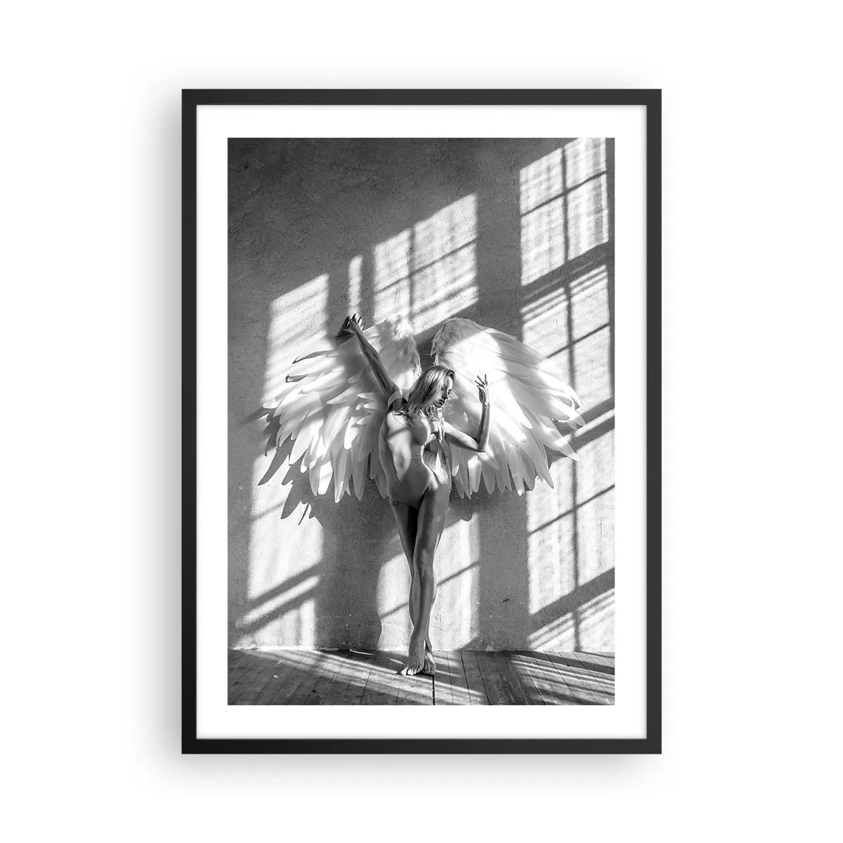Póster en marco negro - Fotografía en blanco y negro de una mujer con alas de ángel. - 50x70cm - Directamente desde el cielo - Decoración de pared moderna para salón y dormitorio ARTTOR
