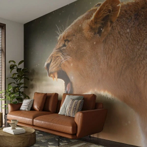 Fotomural Premium Sand - Primer plano de una leona rugiente con luz natural. - 100x70cm - Silencio, es mi turno de palabra - Decoración de pared moderna para salón y dormitorio ARTTOR