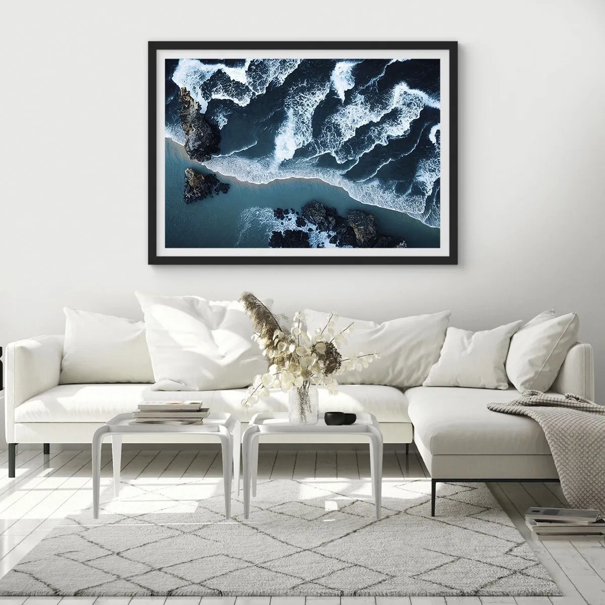 Póster en marco negro - Vista aérea de las olas rompiendo en la orilla - 70x50cm - Rodeadas por las olas - Decoración de pared moderna para salón y dormitorio ARTTOR