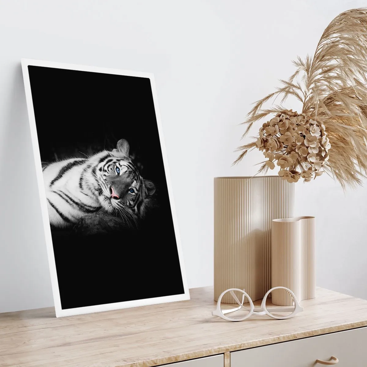 Póster - Un tigre blanco en una toma contrastante sobre un fondo negro. - 50x70cm - Salvaje y tranquilo - Decoración de pared moderna para salón y dormitorio ARTTOR