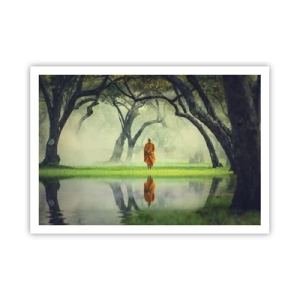 Póster - Un monje con una túnica naranja en un bosque con un fondo brumoso y reflejo en el agua. - 100x70cm - En el camino de la iluminación - Decoración de pared moderna para salón y dormitorio ARTTOR