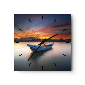 Reloj de pared - Reloj de vidrio - Un barco en el agua durante una pintoresca puesta de sol. - 30x30cm - Se avecina una buena noche - Decoración de pared moderna para salón y dormitorio ARTTOR