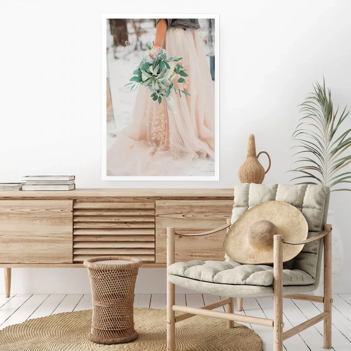 Póster - Una novia con un vestido beige sosteniendo un ramo en la nieve. - 50x70cm - Y vivieron felices para siempre - Decoración de pared moderna para salón y dormitorio ARTTOR