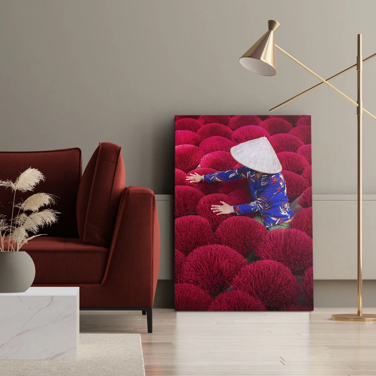 Cuadro sobre lienzo - Impresión de Imagen - Una mujer con un sombrero tradicional entre varillas de incienso rojo. - 70x100cm - En un campo de arroz - Decoración de pared moderna para salón y dormitorio ARTTOR