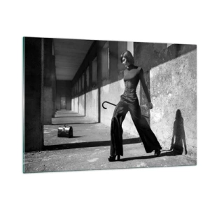 Cuadro sobre vidrio - Impresiones sobre Vidrio - Fotografía en blanco y negro de una mujer con un atuendo elegante en un entorno urbano. - 120x80cm -  Elegancia urbana - Decoración de pared moderna para salón y dormitorio ARTTOR