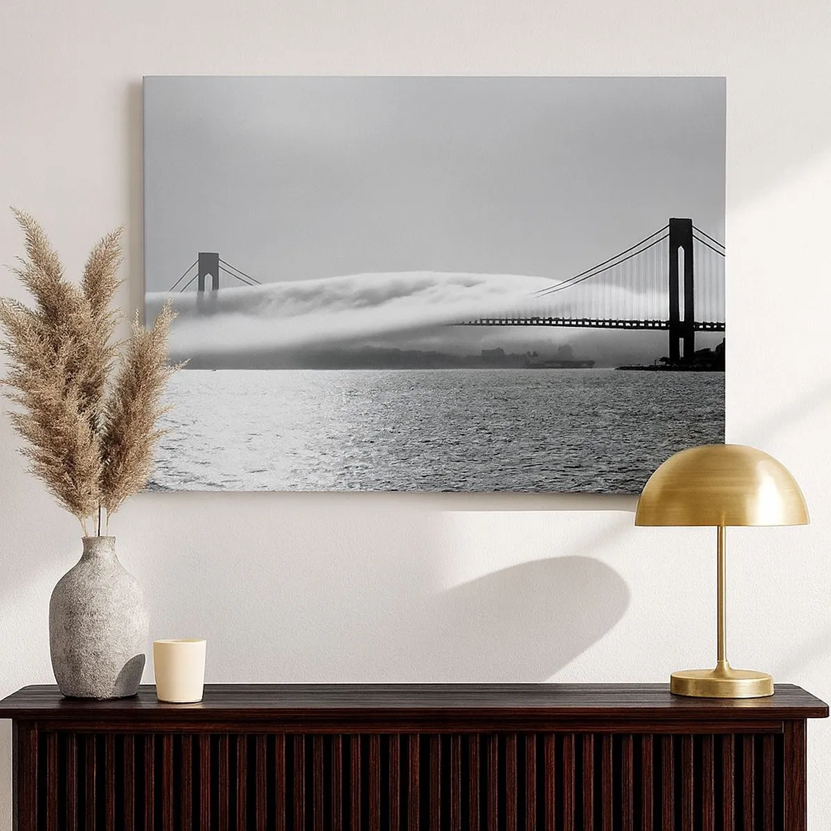 Cuadro sobre lienzo - Impresión de Imagen - Un puente sobre el agua envuelto en niebla en una toma en blanco y negro. - 70x50cm - Navegue por el Golden Gate - Decoración de pared moderna para salón y dormitorio ARTTOR