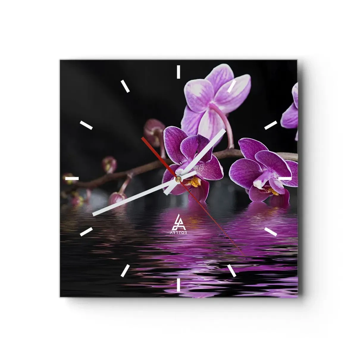 Reloj de pared - Reloj de vidrio - Orquídeas moradas sobre aguas tranquilas contra un fondo negro. - 30x30cm - Un reflejo lila de la belleza - Decoración de pared moderna para salón y dormitorio ARTTOR