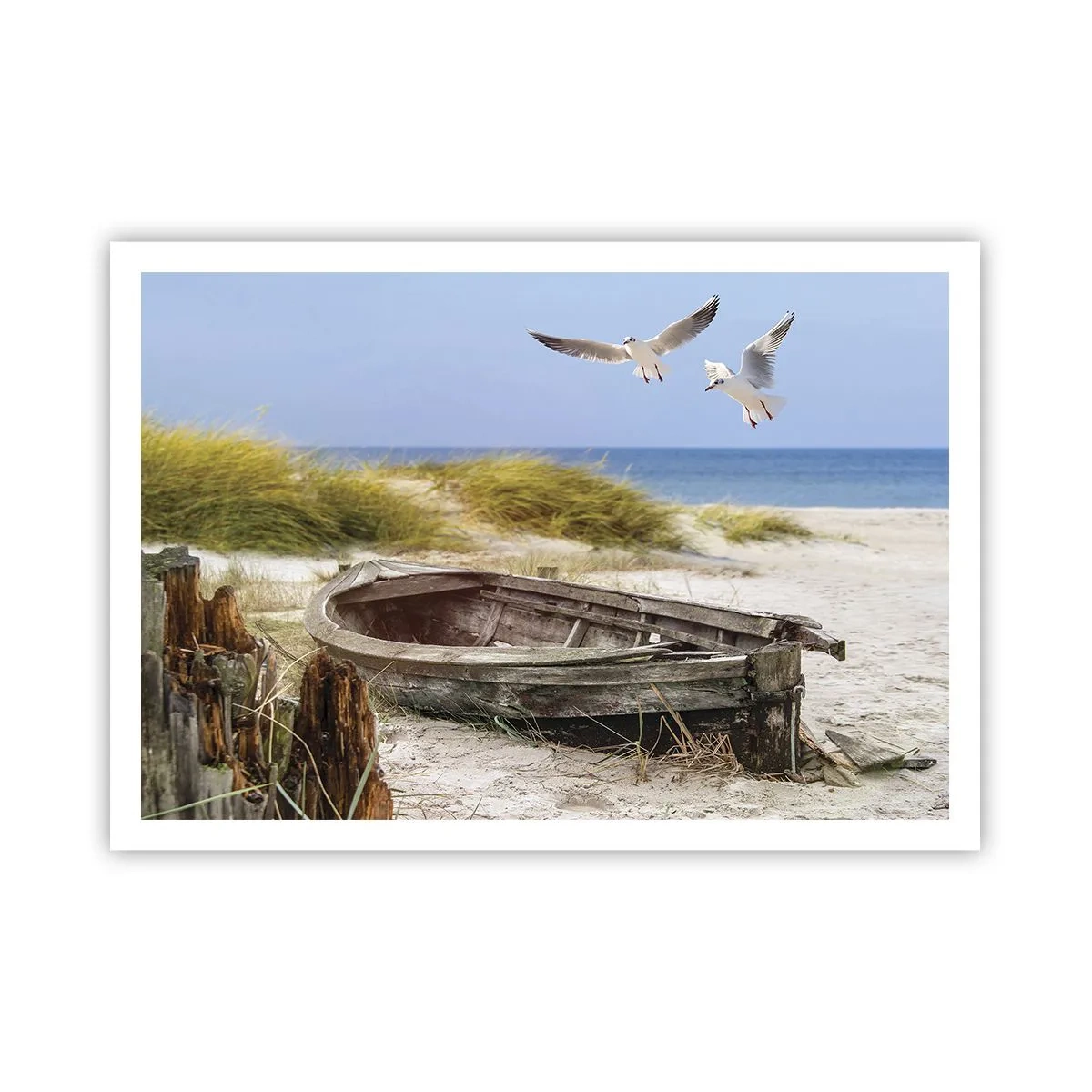 Póster - Barco abandonado en una playa con gaviotas - 100x70cm - Bañada por el viento - Decoración de pared moderna para salón y dormitorio ARTTOR