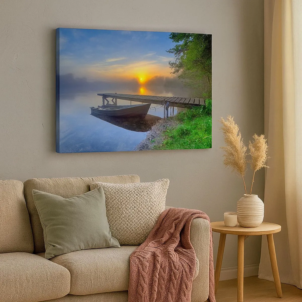 Cuadro sobre lienzo - Impresión de Imagen - Un embarcadero junto al lago al amanecer con un barco en la orilla. - 70x50cm - Cómo lo ordinario se convierte en mágico - Decoración de pared moderna para salón y dormitorio ARTTOR