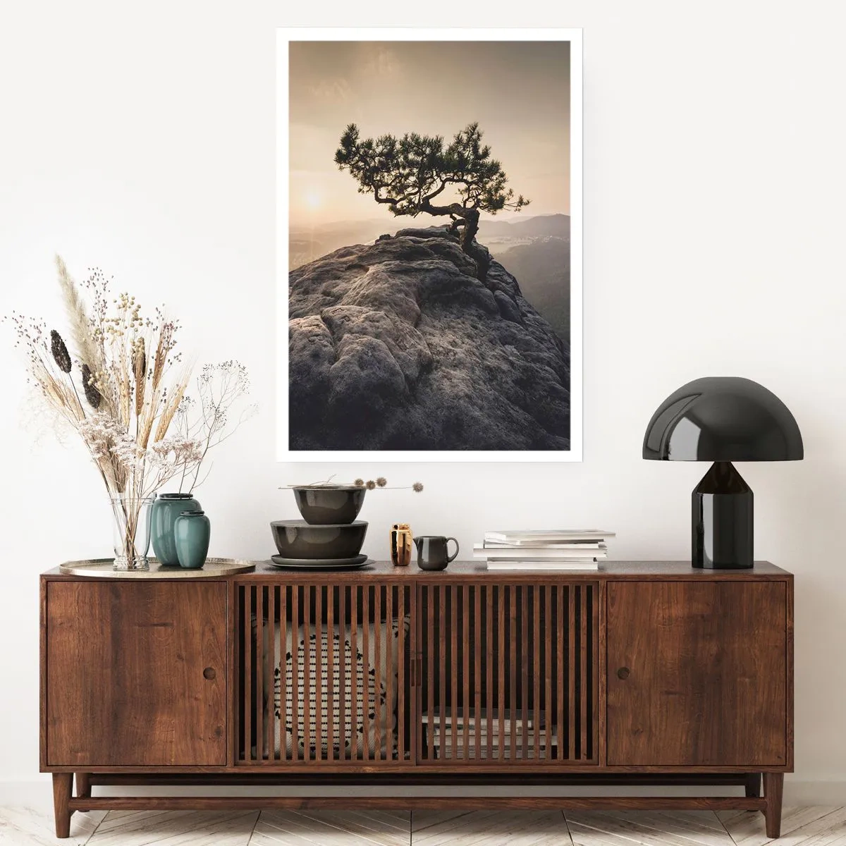 Póster - Un árbol solitario en un pico rocoso a la luz del sol poniente. - 50x70cm - La vida se abre camino - Decoración de pared moderna para salón y dormitorio ARTTOR