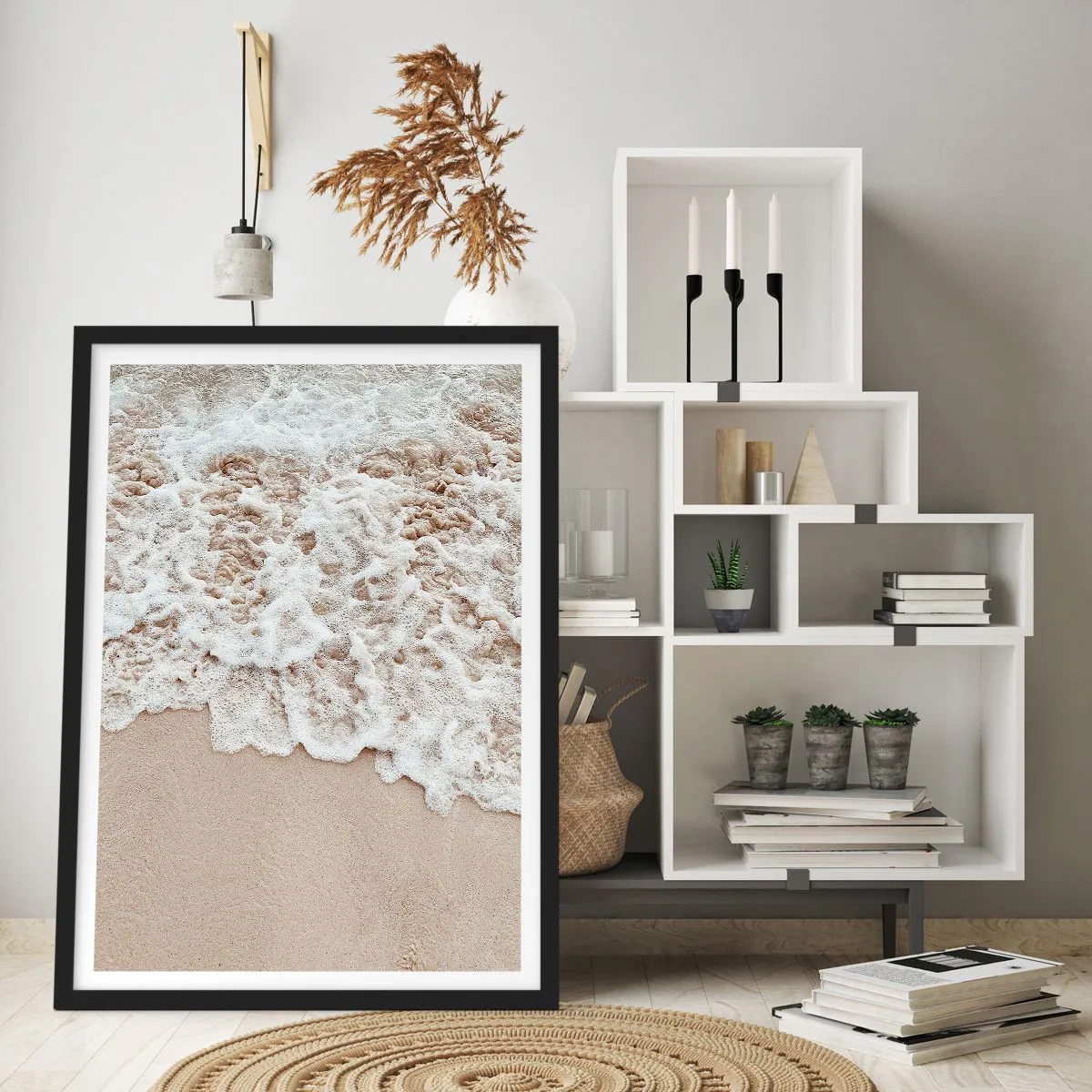 Póster en marco negro - Suaves olas rompiendo en la arena de la playa. - 50x70cm - Enseguida volvemos - Decoración de pared moderna para salón y dormitorio ARTTOR